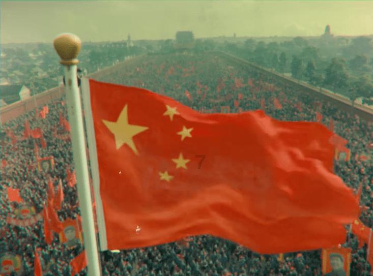 黑色修身长袖上衣搭配浅蓝色破洞牛仔裤，大方休闲舒适，是你喜欢的风格吗？